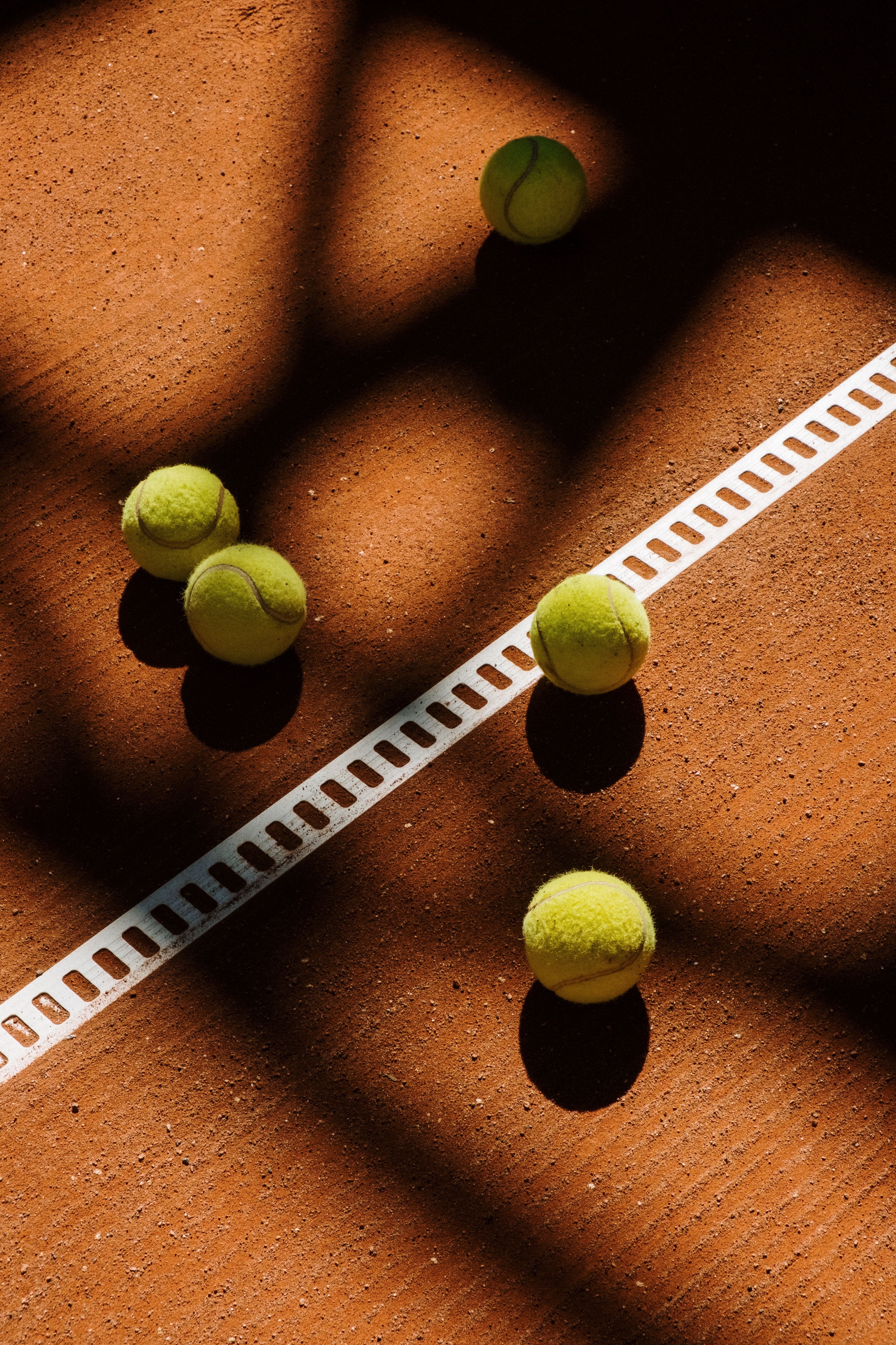 – slow and high bounce

– for longer rallies and tactical plays

– comfortable playing experience in hot weather